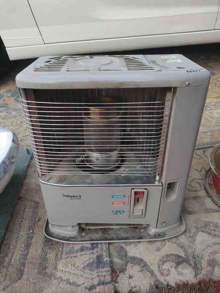 سلام عليكم مجموعة غراض البيع كراسي بلاستك تركي عدد 6 ميز طعام تركي معة 4كراسي طباخ تركي ما مستخدم شغال غراض نظافة 100/100 ما متواجد خاص  شراي يتصل لا يعلق مكاني حي اور سبع قصور شارع ابو علي الرقم ***********
