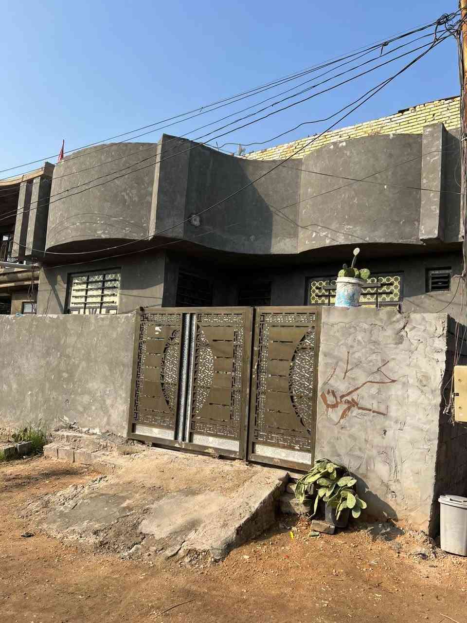 🏠 / دار للبيع مساحة ٢٠٠م طابو زراعي سند ٢٥

البناء يحتوي على مطبخ .هول . أستقبال . غرفتين نوم . مجمع صحي 
نقص تطبيك سطح والدرج

الموقع 🌏 /ورديه داخل منطقه الامام سيد موسى

للاستفسار مراسلة الصفحة او الاتصال على الارقام التالية 
***********
***********
