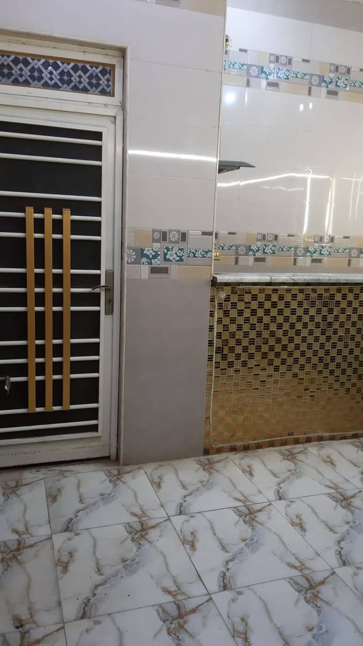 السلام عليكم بيت للبيع طابو صرف المساحه 110 تفاصيل البيت طابقين الطابق الارضي استقبال غرفة نوم مطابخ صاله وصحيات خارجيه الطابق الثاني ثلاث غرف نوم وصاله وصحيات الدرج الطابقين مرمر السطح شتايكر إرتفاع الستاره مترين وربع البيت بناء حديث المعلومه البيت مطلوب سكان المكان ناصرية مركز حي الفداء شارع المدارس قرب المدرسه الصينية التواصل ‏‪***********‬‏
