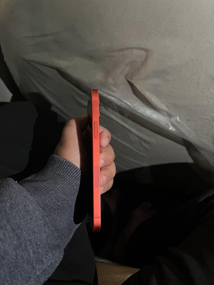 السلام عليكم ورحمة الله وبركاته جهاز ايفون ١٢ عادي للبيع جهاز لون احمر جهاز وتر بروف ممفتوح ولامبدل شي جهاز لوك كلة شغال فيس ايدي شغال الجهاز ذاكرة ٦٤ بطارية ٧٧ مكاني بغداد السعر ٢٢٥ وبي مجال 
***********

***********
