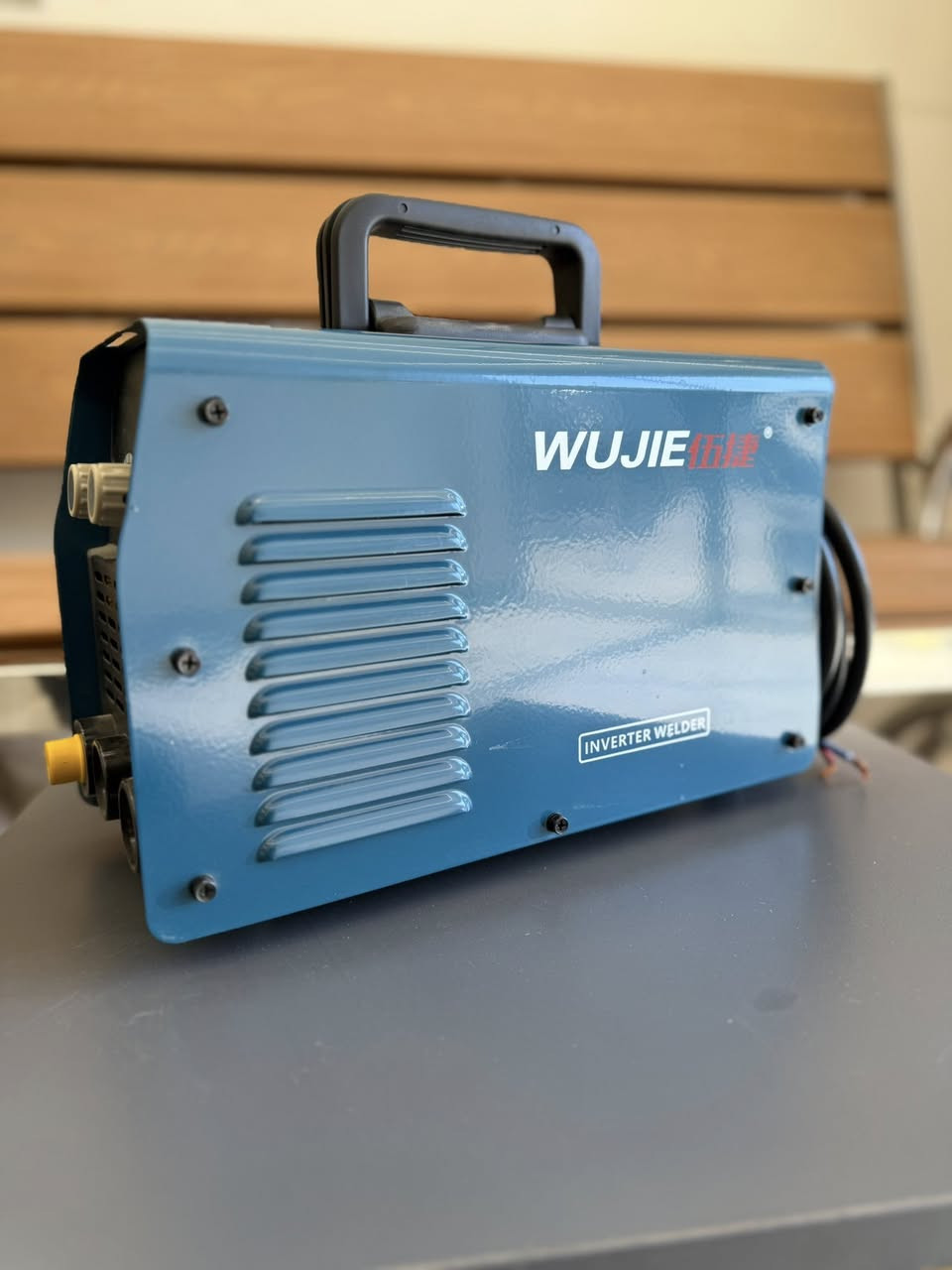 متوفر لدينا في انور الصباح للستانلس ستيل 

ماكينة WUJIE (الموديل WS-200S) - اللون الأزرق
ماكينة عملية وقوية جداً:

• الشاشة الرقمية: تحتوي على شاشة "ديجيتال" لعرض شدة التيار بدقة، وهذا يساعد الفني على ضبط الحرارة المناسبة لسمك الستيل (مثلاً الـ 0.8 ملم يحتاج حرارة تختلف عن الـ 1.5 ملم).

• المتانة: تصميمها يوحي بأنها مخصصة للعمل الشاق (Heavy Duty) وتتحمل ساعات عمل طويلة في الورشة.

• التبريد: تظهر فتحات التهوية الواسعة، وهي ضرورية جداً للحفاظ على استقرار أداء "الإنفيرتر" تحت شمس العراق وحرارة العمل.

العنوان: كربلاء المقدسة / الحي الصناعي /- قرب الراية.
https://maps.app.goo.gl/7Ek6m9e82jJCVKgA6
📱 تواصل ويانا واتساب:
***********
***********
#اكسسوارات_ستيل #غذائي_304 #ستانلس_ستيل #ستيل #استيل #ستيل_ذهبي #ستيل304 #StainlessSteel #Steel
