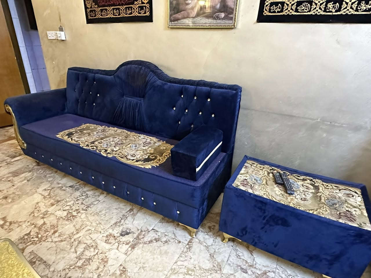 سلام عليكم 

تخم منزلي ديوان 6 كراسي كل كرسي 3 نفرات 
يعني 24 مقعد ديوان كامل  تخم جديد ونضيف جداً

عنوان : بغداد حي الرئاسة لامين 
رقم : ***********
سعر : مليون و100 وبيه مجال
