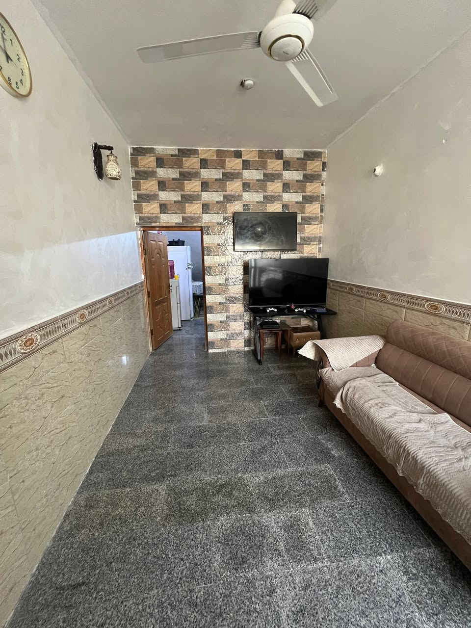 دار للبيع مساحه 93م 
واجه 4.65 نزال 20 
طابو ملك صرف 
موقع بغداد الكرخ حي الاعلام مربع رفيده 
يحتوي على صاله مطبخ خدمات و3 غرف نوم 
***********
