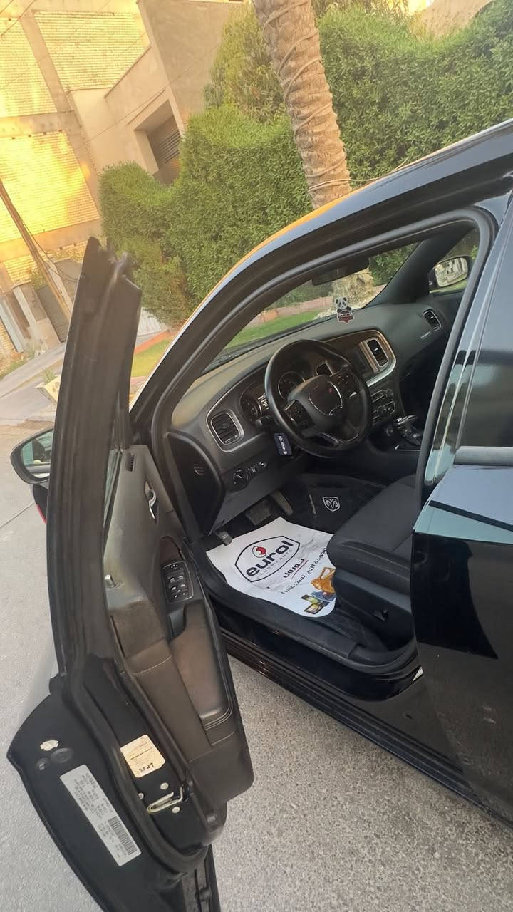 دوج جارجر موديل 2020 SXT (تو ويل ) المرغوب
رقم بغداد 

حادث جدا جدا بسيط اخت الكلين

بدون لا صبغ ولا تبديل  حتى الدعاميات فقط على البارد بسيط وتكحيل 

بدون ايرباك بدون شاصي بدون لغد 

كفاله (گير ،مكينة،شاصي ،لغد ،ايرباك ،حجر بيئه ، كهربائيات ،دواخل )

ماشيه (56 الف )
مواصفات عادية معروفة 
شاشة وسط apple carplay 
كشن سايق كهرباء
كامره خلفيه دوارة وحساسات خلفيه
مثبت سرعه
بصمات 
وباقي المواصفات الاعتيادية

السيارة كلها وضع بلاد ستوك 
ادامة كاملة ودهن كله اصلي وبانزين محسن 
نصبتها كلش حلوه ونفس الصور بالواقع

غرفتها جديده كلش وضايف الها كاعيات حوضيه درجة اولى وغلاف ستيرن خياط
لحية امامية مال srt وسبايدر خلفي 
عليها ويل 18 انسه الطسه ناعمه كلش 
وتخم تاير نظيف 

للبيع 23500$ وبيها مجال بسيط 
مكان السياره اليرموك او حي الجامعه …
***********
