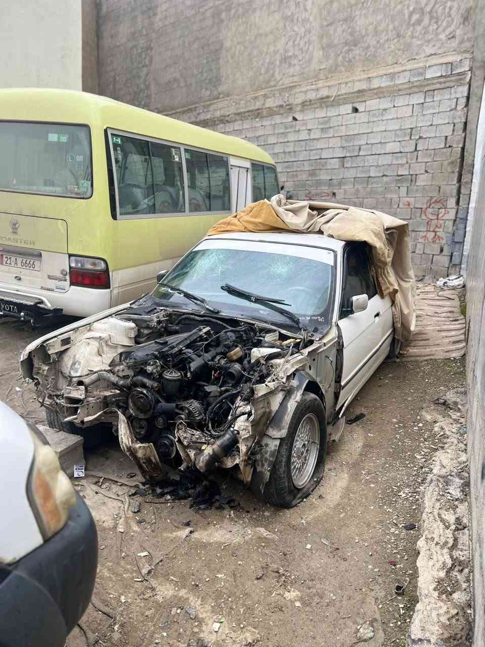 سەرەتا بەناوی خوا خوای گەورە قەرەبوی کاتۆ خوای گەورە هەموو لایە بپارێزێ  بیێم ٥٢٠ کەپسی دیجیتال مەکینەی سەقەرە گێریشی سەقەرە  پێشتر دەعمی نەبوە سەیارەکە  مەکینەو شتیشی نەتەقیوە بەس دکشنی ساردەکەی شکاوە  تایەو ویلەکەی لۆکە تازە سەرمان خستبو مۆدیلی ١٩٩١ کە ٤ جام کارەبا سلاید قفل مەرکەزی جلد ٥ کەلە کەشنەکانی جڵدی بیلادە  ئاوا ئەی فرۆشین سەنەوی ئەوەلیات بەشەرتی حاسیبە  رەقەمەکانیشی ئەسلیە  بەشەرتی مەفرەزەو دایرەی مرور لە سلێمانیم ***********
