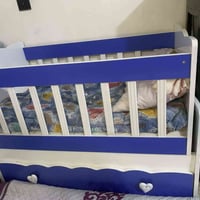 سرير اطفال • متحرك • نظيف