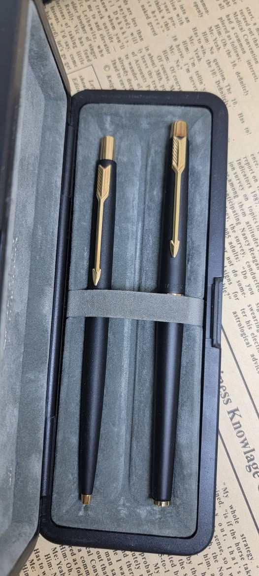 السلام عليكم
توفر سيت باركر كلاسك امريكي غير مستخدم نهائيا و بالعلبة الاصلية
بلد الصنع:امريكي
سنة الصنع : ثمانينات 
حالة القلم : غير مستخدم نهائيا و بالعلبة الاصلية
التعبئة: للحبر كونفيرتر ضغط للجاف لب جاف باركر 
 حجم النبلة : ميديم للحبر 1 ملم للجاف
السعر مع علبة حبر 50 مل هدية و 2 لب اصلي: 85،000
للحجز يرجى مراسلتنا عبر الواتساب
***********
