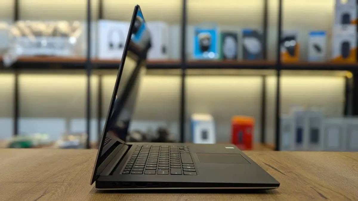 لابتوب Dell Precision 5550 للبيع
هذا اللابتوب مناسب للبرامج الهندسية والتصميم مثل AutoCAD وSolidWorks والمونتاج الاحترافي.
يشغل برامج المحاسبة وإدارة الأعمال والبرامج المكتبية بسرعة وسلاسة عالية.
ممتاز للشغل المتعدد وفتح عدد كبير من البرامج بنفس الوقت بفضل معالج H والرام 16GB.
يناسب المصممين والمبرمجين والطلاب وأصحاب الأعمال اللي يحتاجون جهاز قوي واعتمادي.
يكدر يشغل أغلب الألعاب بشكل جيد على إعدادات متوسطة إلى عالية حسب نوع اللعبة.
توفرت عدد 3 قطع

Dell Precision 5550
كوراي سفن جيل عاشر H

Core i7 - 10 H
رام 16 كيكا ددر4 

هارد 512 كيكا سسد ام تو 
512 SSD M.2 Hard Disk 

كرت شاشة خارجي نيفديا كوادرو T2000 حجم 4 كيكا
Nvidia Quadro T2000 - 4 Gb

كرت  شاشة داخلي  انتل  كرافكس 8 كيكا
Intel UHD GRAPHICS 630 - 8 GB
حجم  شاشة 15.6 فول اجدي 
15.6 inch 1920*1200 FHD 
كيبورد ضوئي ليزري عربي انكليزي

سعر 640 الف 
موجود توصيل


**إذا كنت صاحب هذا الإعلان وتريد حذفه لأي سبب، رجاءا أرسل رسالة إلى الدعم الفني**