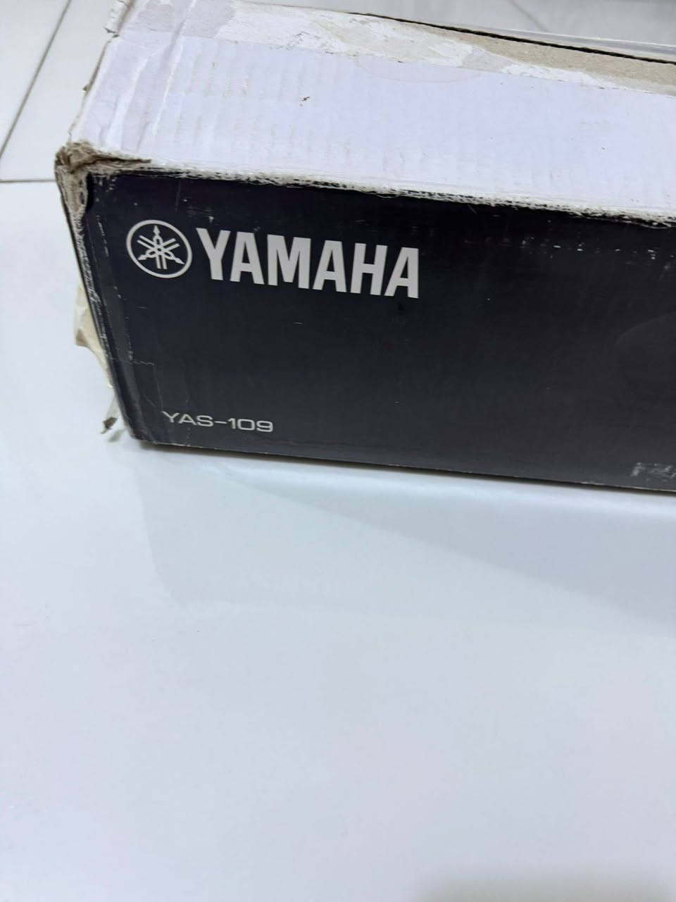 مكبر الصوت (Soundbar) من شركة Yamaha، وتحديداً موديل YAS-109.يتميز هذا الجهاز بتقديم تجربة صوتية محيطية مدمجة وممتازة للشاشات والمنازل.أبرز مواصفات ومميزات Yamaha YAS-109:صوت محيطي ثلاثي الأبعاد: يدعم تقنية DTS Virtual:X لمنحك تجربة صوت سينمائي ممتازة وتوزيع صوتي يشعرك بالعمق.مضخم صوت مدمج: يحتوي على مضخمي صوت (Dual Subwoofers) مدمجين بداخل التصميم النحيف، مما يغنيك عن الحاجة لصندوق مضخم منفصل ويحافظ على ترتيب المكان.قوة الصوت: يمنحك قدرة إجمالية تصل إلى 120 واط لتغطية الغرفة بصوت قوي ونقي.تقنية الصوت الواضح (Clear Voice): ميزة مخصصة لرفع صوت الحوارات والكلمات في الأفلام والبرامج لتبدو واضحة ومفهومة دون الحاجة لرفع الصوت العام.التحكم الذكي والاتصال: يأتي مدمجاً بمساعد Amazon Alexa الصوتي للتحكم بالأوامر الصوتية، ويدعم الاتصال عبر البلوتوث والـ Wi-Fi لبث الموسيقى مباشرة من هاتفك أو عبر تطبيق Spotify.المنافذ: يحتوي على منفذ HDMI ARC لتوصيله بالتلفزيون مباشرة والتحكم به من خلال ريموت التلفاز نفسه، بالإضافة لمنفذ بصري (Optical). 

فحم فحم جديد بلوك بس ما يشتغل


**إذا كنت صاحب هذا الإعلان وتريد حذفه لأي سبب، رجاءا أرسل رسالة إلى الدعم الفني**