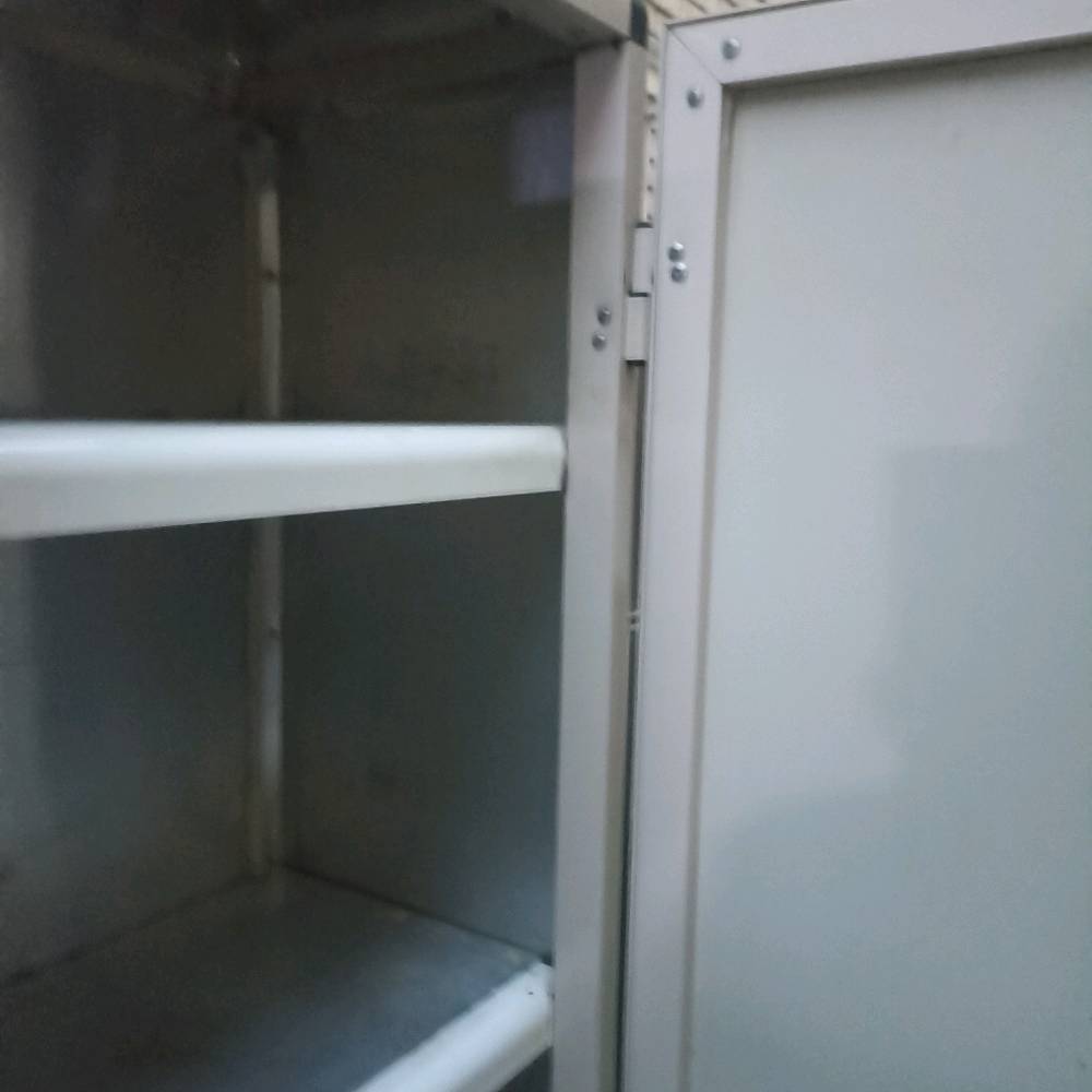 كاونتر دواخل المنيوم  
سميك وخارج ابواب بي دي إف كرستال مترين ونص طولي وسنك متر وربع نظيف جدآ المكان بغداد السعر ٢٠٠ ألف