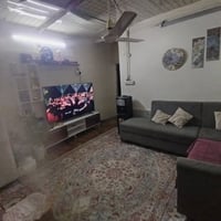 للبيع بيت ٥٠ متر تجاوز في منطقة جكوك مجمع المخيمات يحتوي علة غرفة وصال...