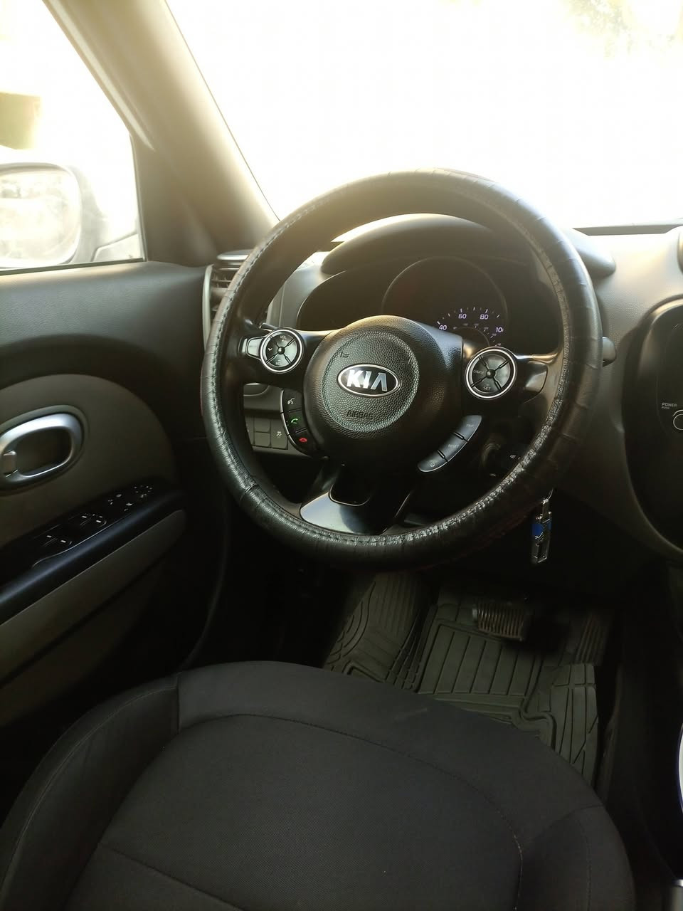 السلام عليكم 🫡 
مكلف بالنشر 
للبيع كيا صول 🛑
2016 وارد امريكي 🇱🇷 
صور الحادث موجودة 
محرك ١٦٠٠ gdi 💪🏻
سيارة. جاهزة كير محرك خير من الله
المواصفات نص فول  حساسات وكامره بيها خلفيه 🌹 ماشيه 59الف استخدام شخصي 🌹
رقم بغداد  بسمي السيارة 👌
💵السعر110 بيها مجال للجادين💥💵
مكان السيارة بغداد مجمع بسمايه السكني🏠

اتصال ☎️***********☎️هذا رقم فقط واتساب
