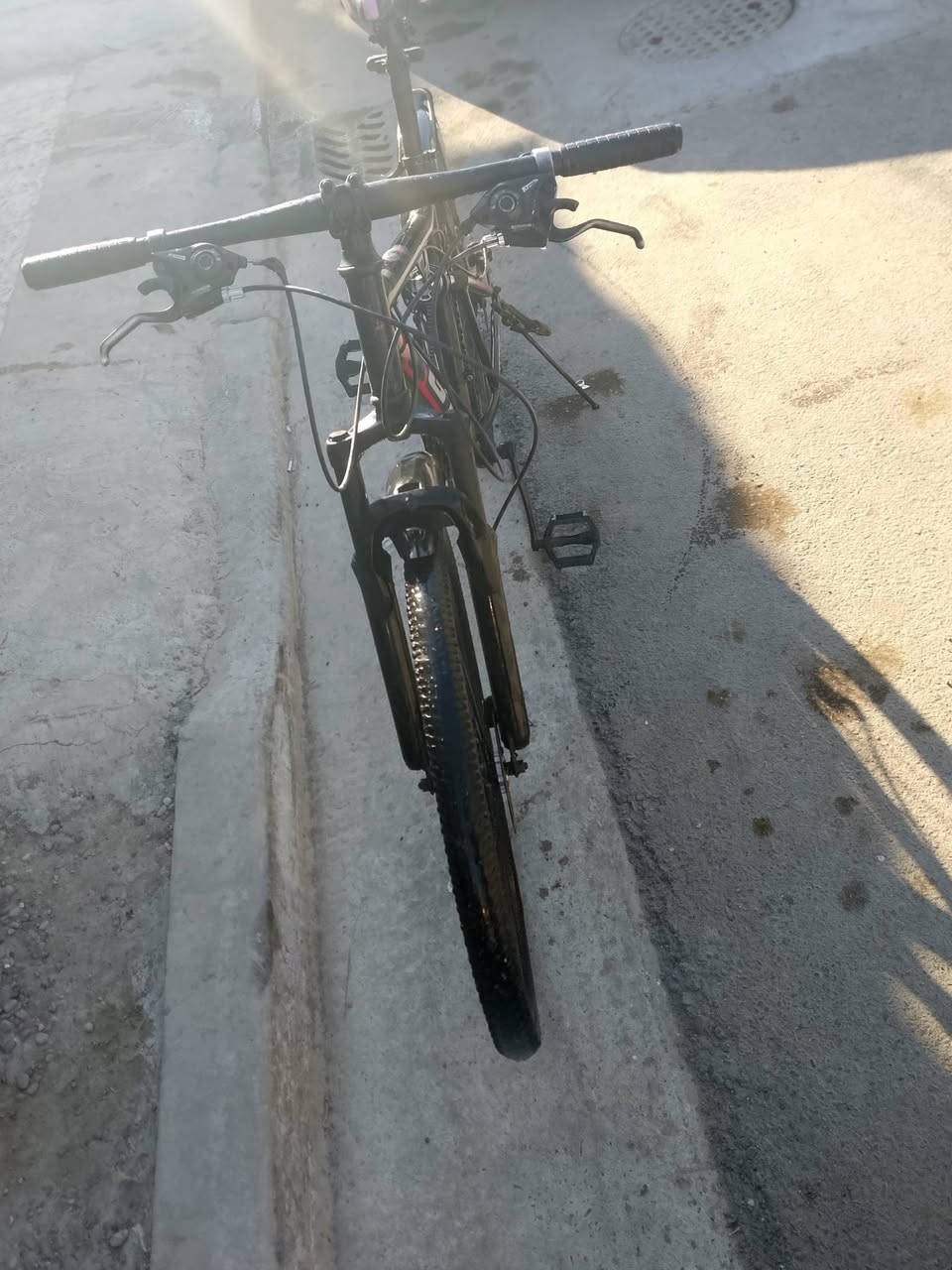 سلام عليكم بايسكل جبلي حجم28امريكي جيتي المنيوم 7كير نضيف وكامل سعر 80مكاني حي  الجهاد بغداد ***********مستعجل علبيع
