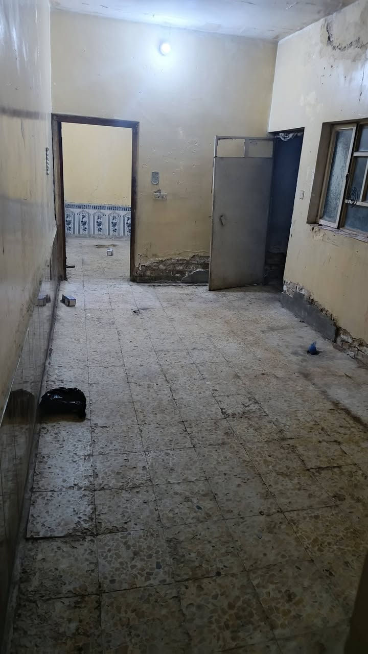 سلام عليكم بيت للايجار ١٠٠متر طابق ونص
متكون غرفتين نوم و استقبال حمام و تواليت 
عنوان بسكلات ابمربع ال١٥
سعر الايجار ٢٥٠الف
لتواصل واتساب فقط ***********
