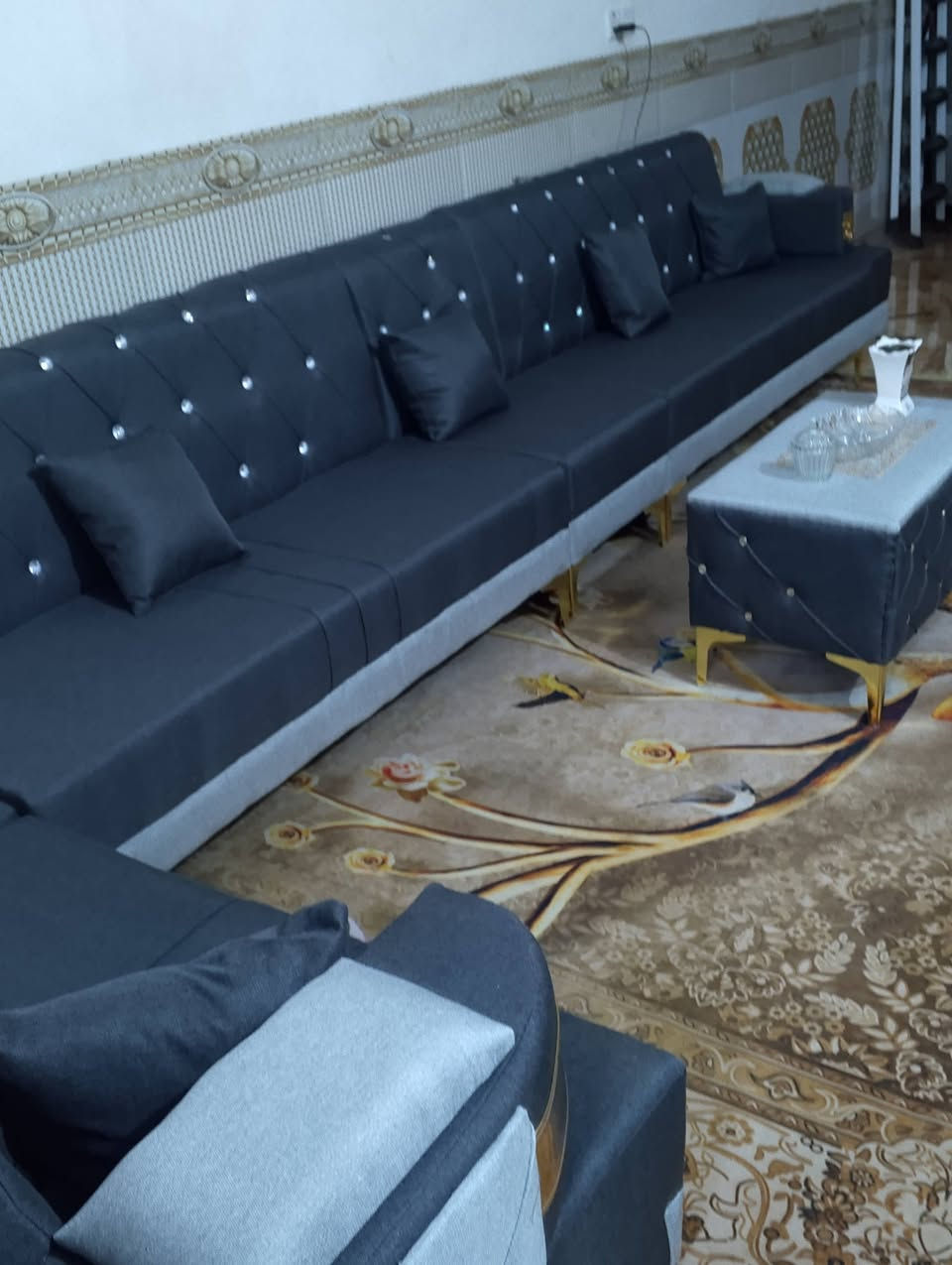 للبيع ديوان جديد البارحة فتحتة شغل معمل عراقي لقماش كتان ١٠ مقاعد ويا طبلة وسطية... ناعم مال صالة زغيرة السعر ٣٢٥ المكان ابو غريب ‏‪***********‬‏
