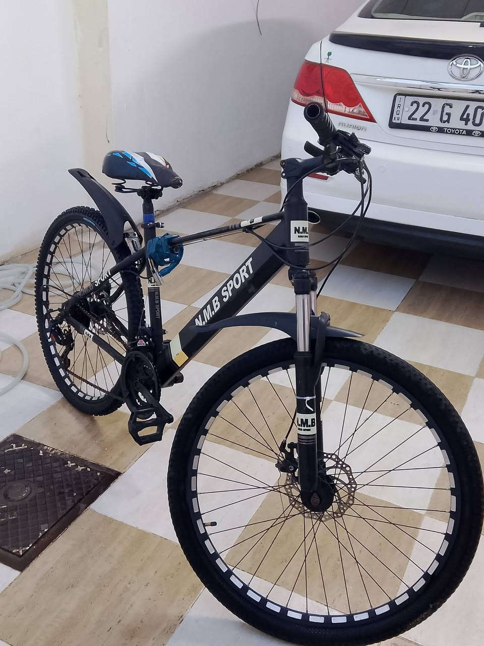 السلام عليكم للبيع بايسكل 🚴🏻 باله 🇩🇪 حجم 27 ☄️ مابي اي نقص كامل وجاهز دبل  كير وبريكات كله بشرط تايرات جدد 🕳️ مكان شقلاوة سعره 120الف وبي مجال رقم الاتصال ***********
