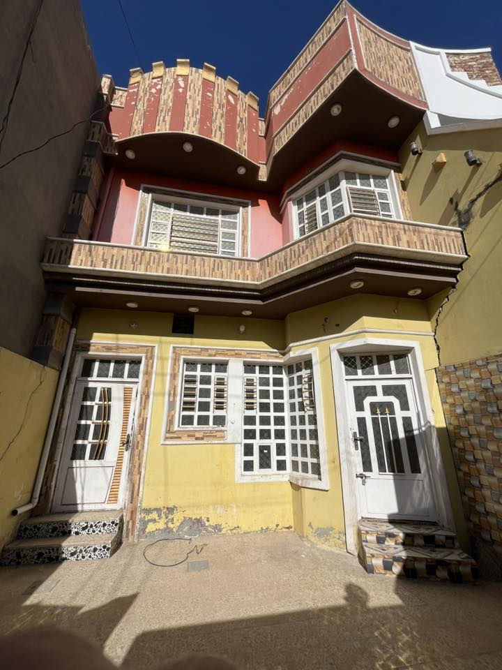 السلام عليكم.                                           منزل للايجار في الشهداء قرب مدرسة الاعظمية مساحة 125 متر مكون من ثلاث غرف نووم وصاله و مطبخ و حمام عدد 3 وكراج واسع لسيارة سعر الايجار 400 الف للتواصل : ***********
