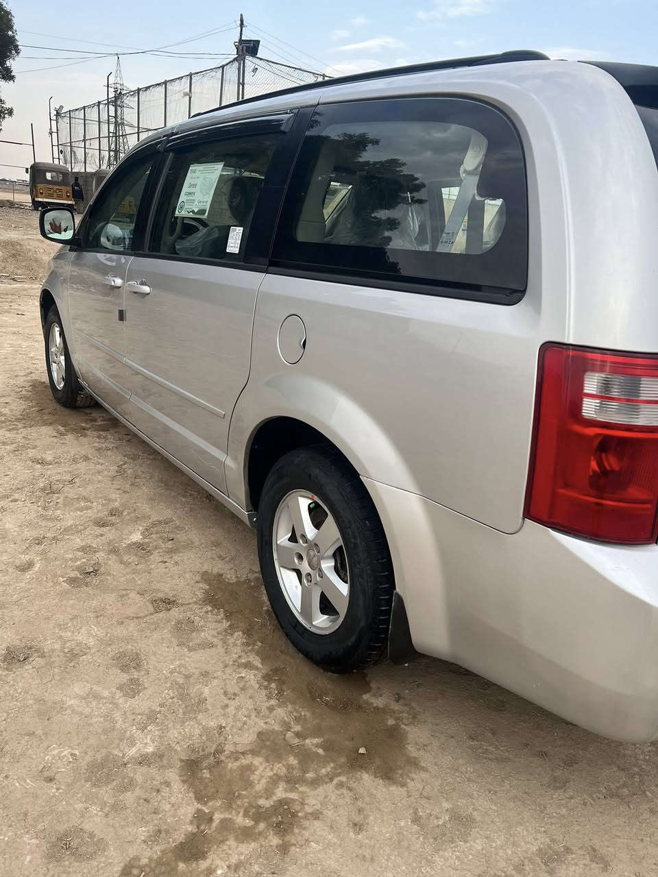 السلام عليكم دوج كرفان موديل 2008محرك 3300السياره وارد امريكي داخله كلين تايتل بيها صبغ اثر جراد مكانات ابيع حزام السياره جاهزه مابيها نقص جام كهرباء كرسي السائق كهرباء شاشه بلاديه كير ومكينه خير من الله للاستفسار  ***********   السعر110وبيها مجال بسيط
