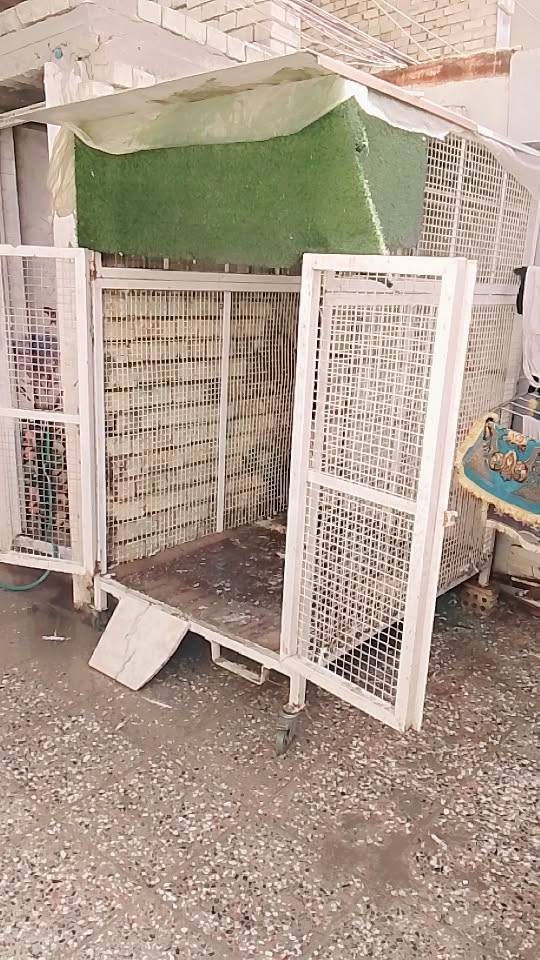 سلام عليكم
قفص حديد البيع 
ثقيل 
سعر 200 وبي مجال 
التواصل على الرقم 
***********
علوان بغداد حي اور
