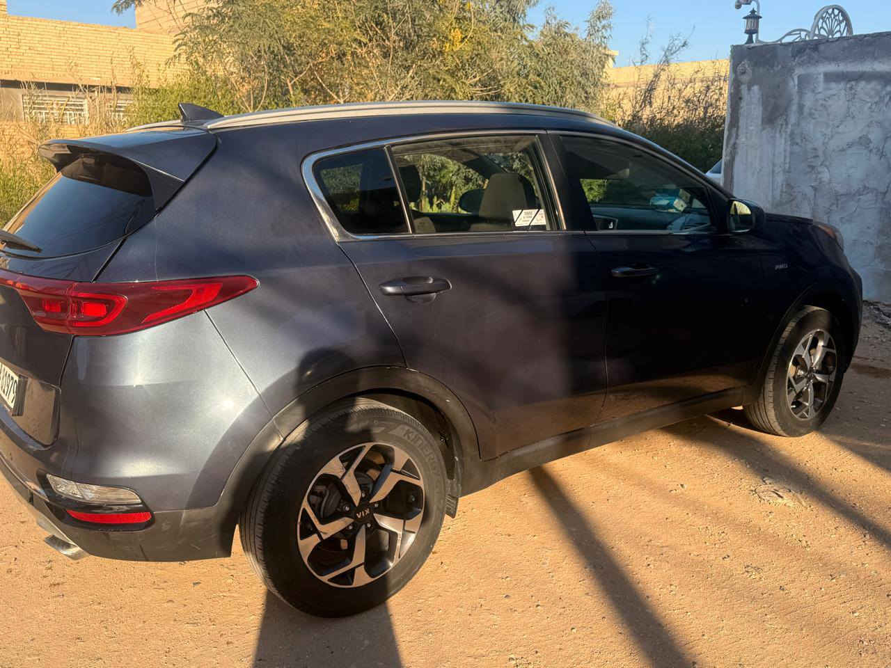 السلام عليكم 
كيه سبورتج 2021 ضربتها بسيطه بالباب الخلفي مكفوله رقم اربيل السعر 172 وبيه مجال الاستفسار على رقم ***********
