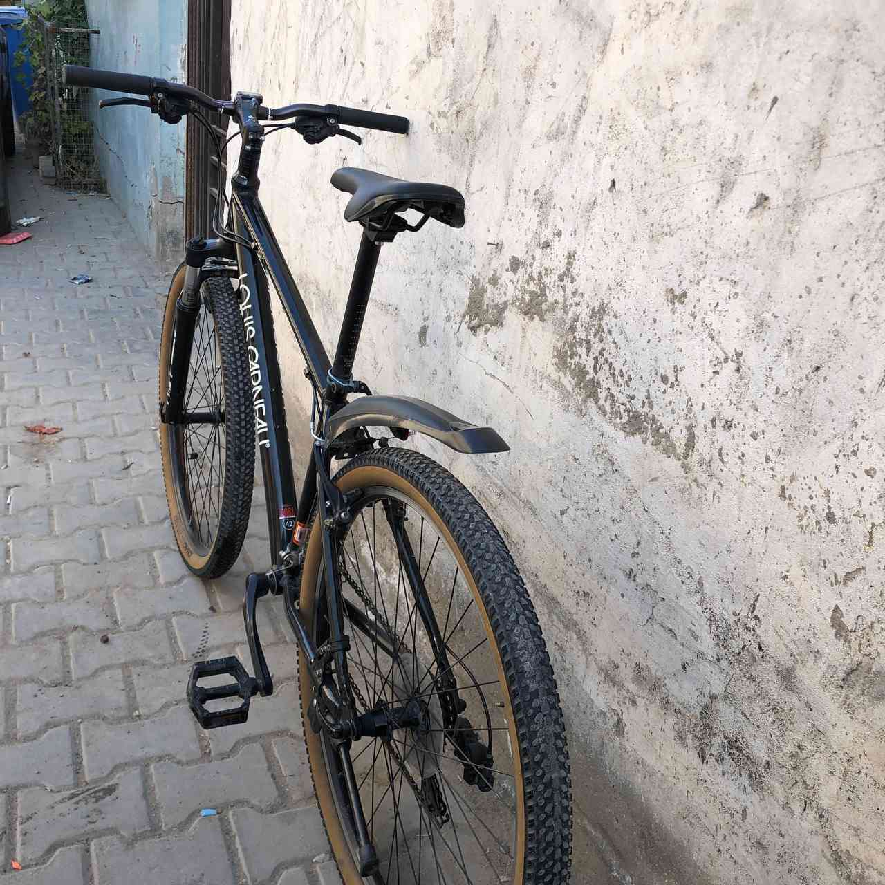 السلام عليكم عندي بايسكل للبيع لويس كندي قياس 27 ونص بريك شيمانو  
مكان بغداد الحرية  
السعر 200 وبي مجال 
رقم الهاتف ***********
