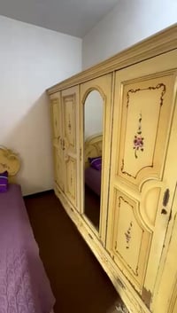 غرفة شغل عراقي خشب تكمه سبع قطع عايزه بس صبغ ويدات جرارت بيها ٢٢ جراره...