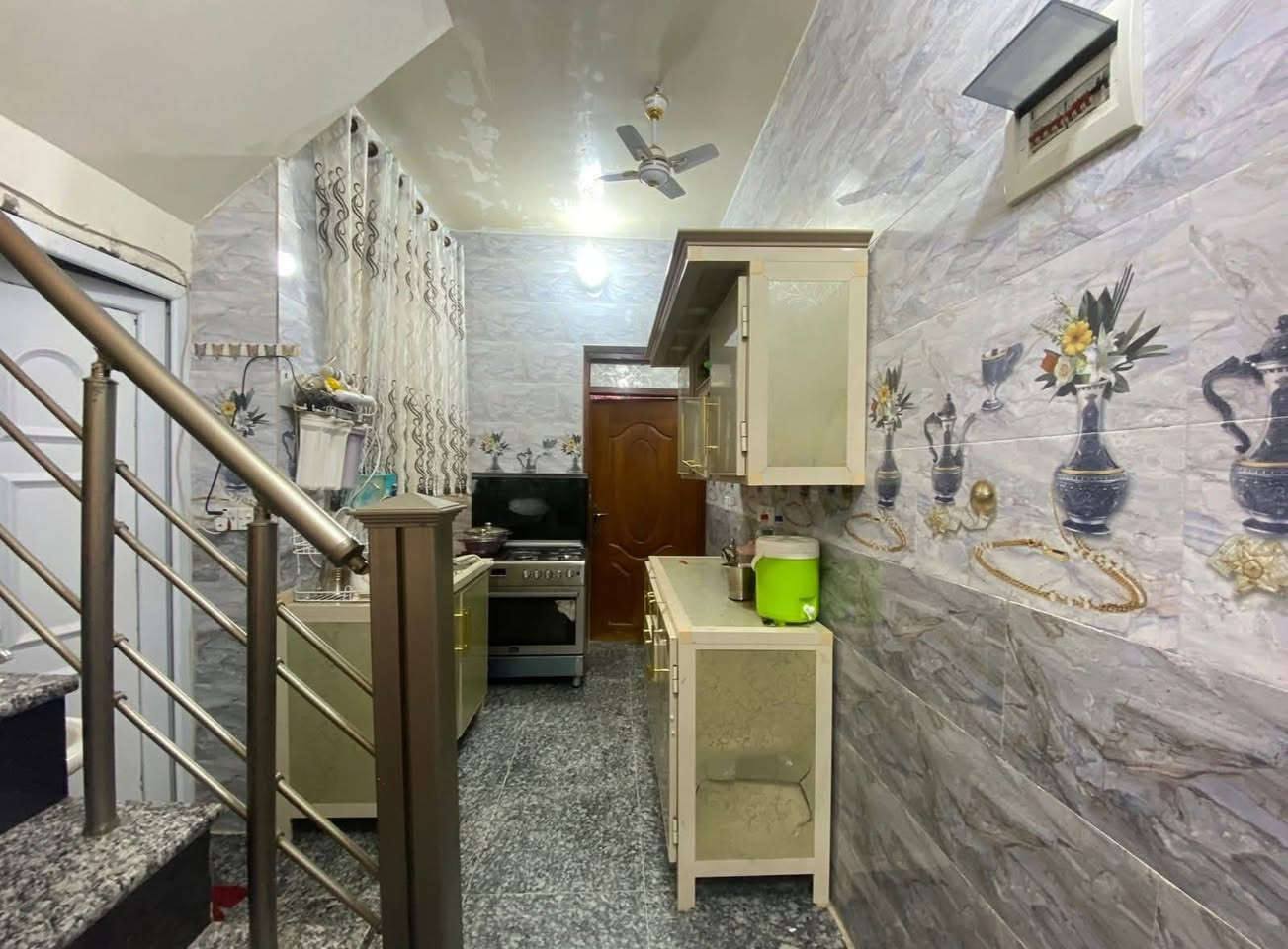 دار للبيع... 
تفاصيل العقار الأساسية 🏠الميزة التفاصيل

المساحة الكلية 50 متر 
الأبعاد واجهة 5 متر × نزال 10 متر
حالة البناء جديد ونظيف (جاهز للسكن)

الموقع بغداد - الكرخ - حي الجهاد (الفرات/الهياكل)التصميم الداخلي 🚪
​غرف النوم: عدد (2) بوضعية مريحة.
​الاستقبال والصالة:
 مساحات مستقلة للضيوف وللعائلة.
 مطبخ متكامل، مجموعة صحيات، ومنور للتهوية والإضاءة الطبيعية.

​المميزات الجغرافية 📍
​مجاور لـ مطار بغداد الدولي.
​قريب جداً من الهيئات التعليمية (جامعة المشرق وجامعة البيان).

​منطقة مخدمة وهادئة.

​للتواصل والاستفسار 📞

​عبر الواتساب: ***********

​للاتصال المباشر: ***********
