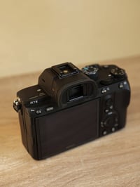 Sony a7 M3 للبيع فقط   شتر 6k   جديدة بمعنى الكلمة   بيها بكسل محروق م...