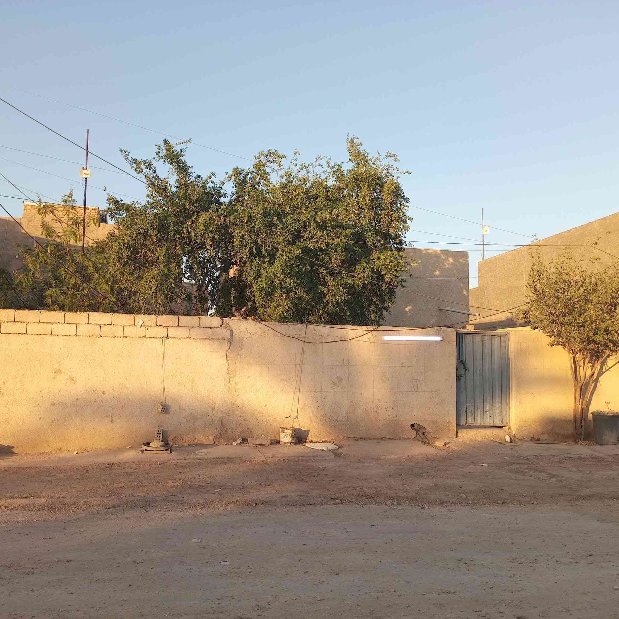 سلام عليكم دار للبيع مساحه 190 متر طابو صرف شارع 30 متر  شارع قرب شارع العريض   البيت يتكون من غرفة ومطبخ وصاله واستقبال وصحيات بناء بلوك ‏‪***********‬‏ هاذه رقم ابو البيت مكلف بل نشر
