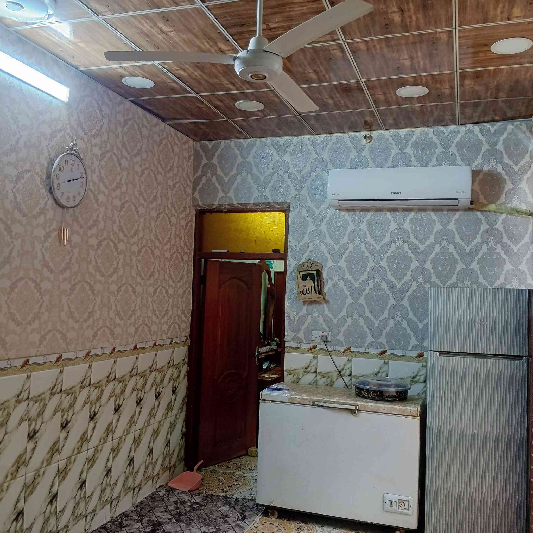 مشتمل طابق واحد في حي الحوراء خلف شارع الشيرازي مساحه 100 يتكون من غرفه نوم وصاله ومطبخ واستقبال 
وبيتونه صب. سيراميك جاهز للسكن منطقه مخدومه مي مجاري وتبليط قرب مدرسه عمود الدين. للاستفسار للسعر 
***********
بيع نقد فقط
