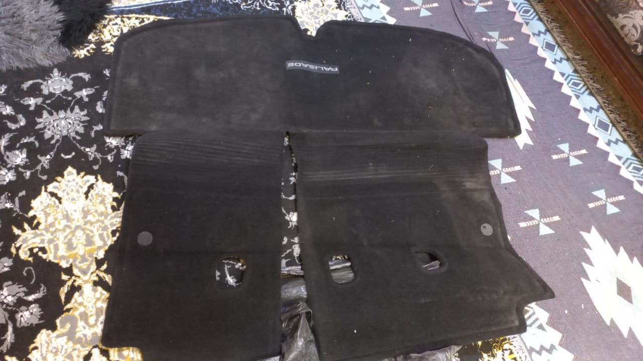 سلام عليكم عندي هذني الغراض مال بلاسايد اصليات حمالات قماره والفرشه الخلفيه والشبجه الخلفيه والبرده صايات مال سيارتي قيم باليحبه الله رقم ***********
