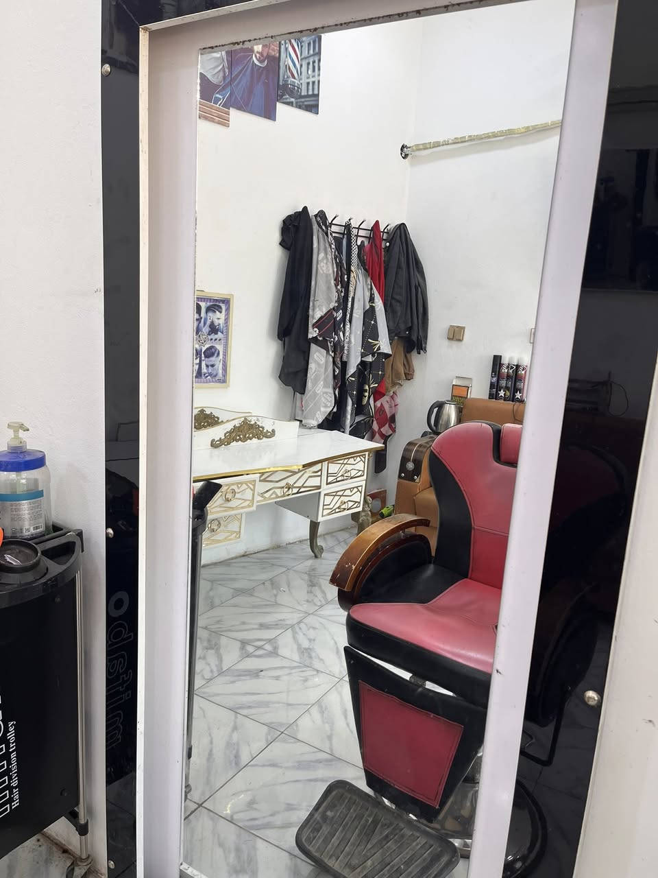 غراض حلاقه للبيع      كرسي عدد 2.     مرايات عدد 2 و فاترينا 
 مكان حله ابي غرق  *********** - ***********
