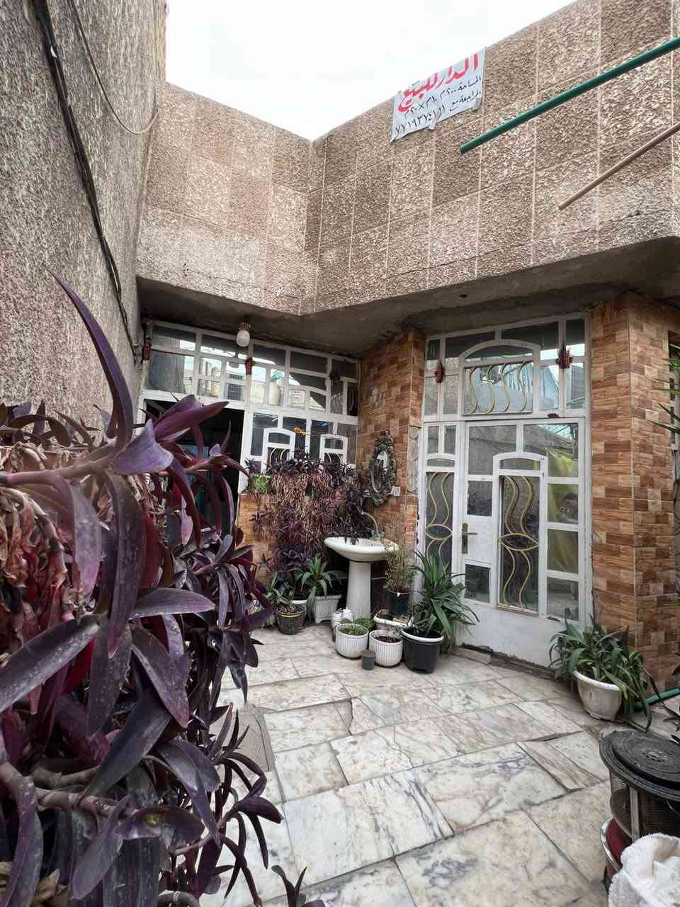 السلام عليكم
بيت البيع 10*20

بيت 200 متر (مربع)

البلديات 
حي الصحفيين 
اخر فرع بل صحفيين 
غرفتين نوم 
صاله
مطبخ
استقبال
مكلف بل نشر
استفسار
***********
