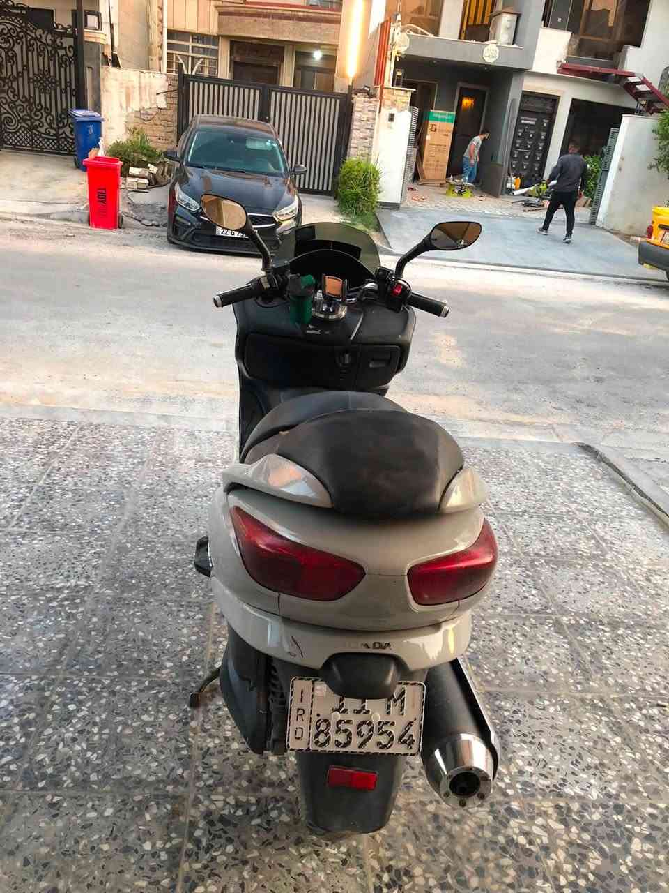 الله يساعدهم شونهم الشباب
شباب عندي فورزه 08 فول سمنتيه مرقمه 
رقم انكليزي شرط اتحويل ادراجه  جديده مكينه مامفتوحه صدره بل جيس وياه بصمتين 
ودراجه بيه جهاز سرقه تقفل تاير وضل تنطي انذار 
2017 ونضافت الكشر ٩٥ /١٠٠ رقم بغداد عارضه ١٥ ورقه وببه مجال لشراي 
ملاحضه هزه وسنويه جديد يعني بس اتحول لا تهز ولاتتعب عنوان ادراجه بغداد العامريه 
واذا رقمي ***********
