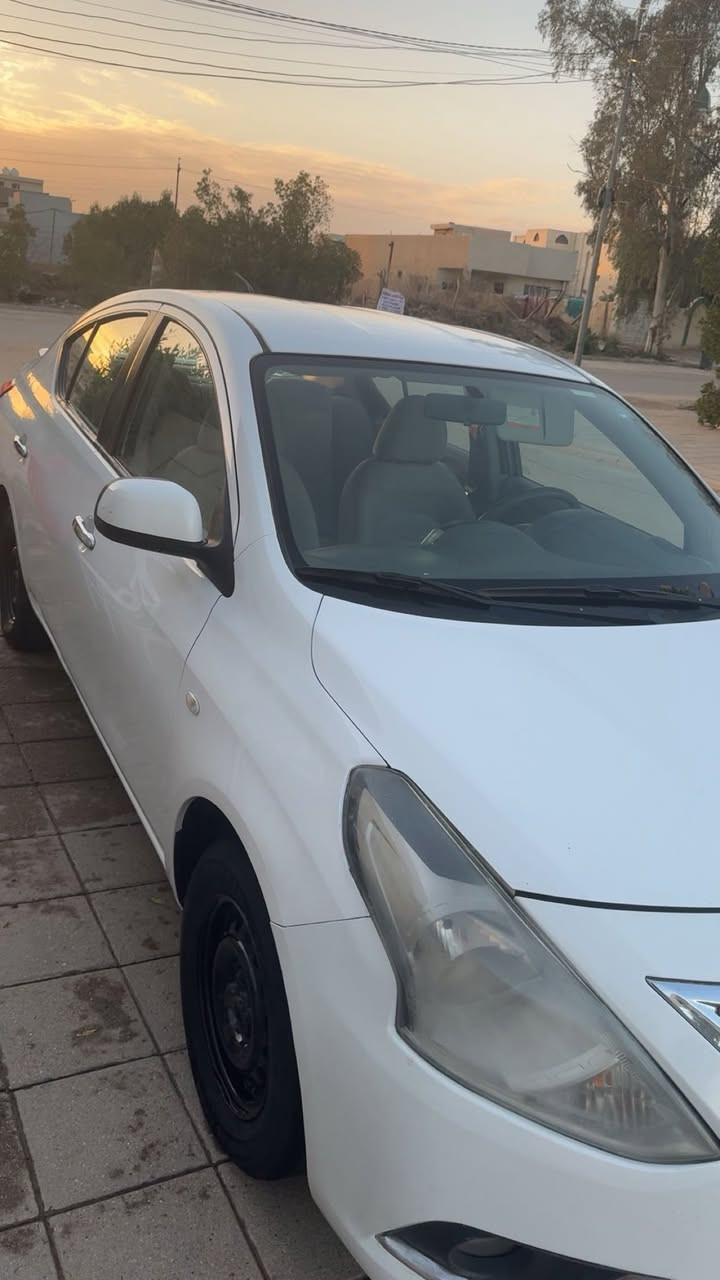 نيسان سني موديل 2019، رقم أربيل،
نظيفة جداً.

مواصفات السيارة:
تحكم بالستيرن،
مانع انزلاق،
أوفر درايف،
مرايا كهربائية،
تبريد ثلج،
كير أوتوماتيك.

توجد بها طخّة بسيطة في الدوسة بحجم شبر تقريباً وتم إصلاحها.
ماشية 130 ألف كم
السعر 100 بيها مجال 
رقم الهاتف (***********)
