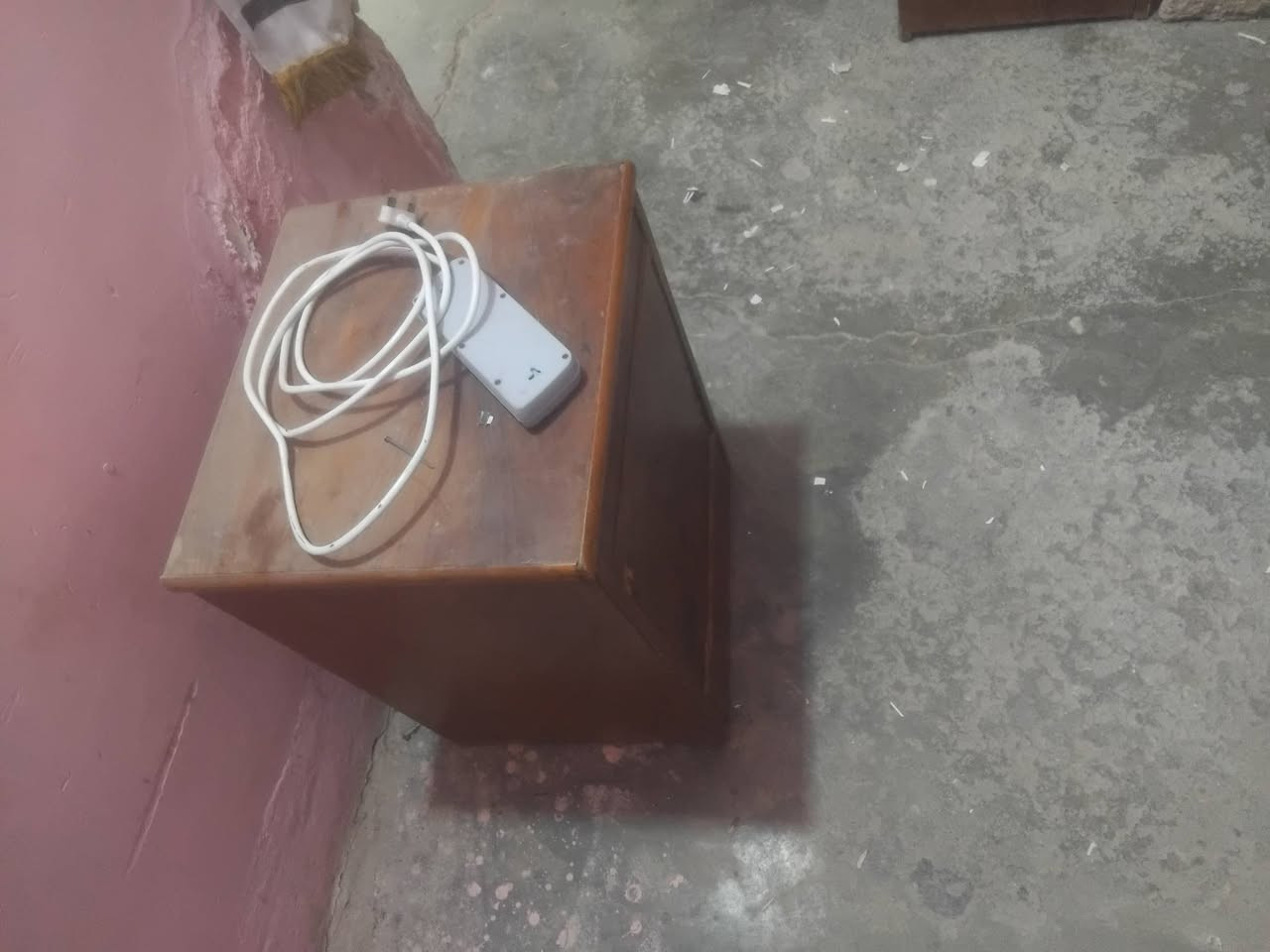 سلام عليكم جربايه نفرين وكومديات  وزاويه  وجربايه نفرين هيه بوفيه وهيه جربايه ام مكتبه.  انجاره سعر كلهن  ١٠٠ الف. تليفون ***********
