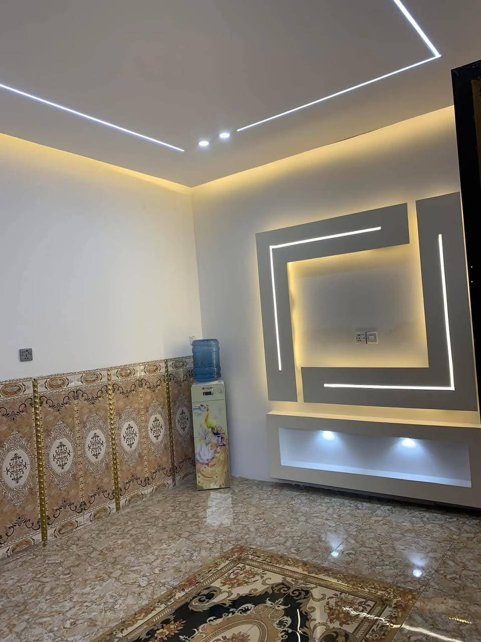 سلاام عليكم 
خلفه مكاني رميثه عندي كادر جبس وصبغ
***********
