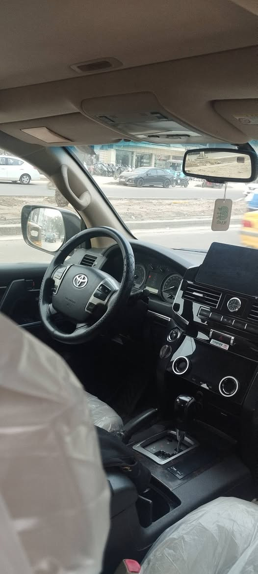 السلام عليكم
لاند كروز 2010محدثة 14فقط دعاميات مكفولة كفالة عامة سيارة فول مواصفات داخلها جلد بيجي محرك 6سلندر باقي المواصفات موضحة بالصورة ماشية 220
السعر 3شدات وخمسة وبيها مجال 
للاتصال ***********
