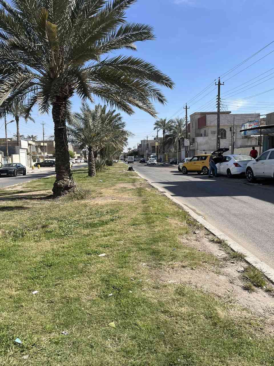 السلام عليكم دار للبيع بناء 2019 موقع مميز جدا في منطقة البنوك شارع التربيه الرئيسي المساحه ١٠٥ متر  طابقين واجهه ٥ متر ونزال ٢١ مدخلين يحتوي على صاله استقبال وثلاثة غرف نوم وصحيات عدد٣  للاستفسار الاتصال ***********
