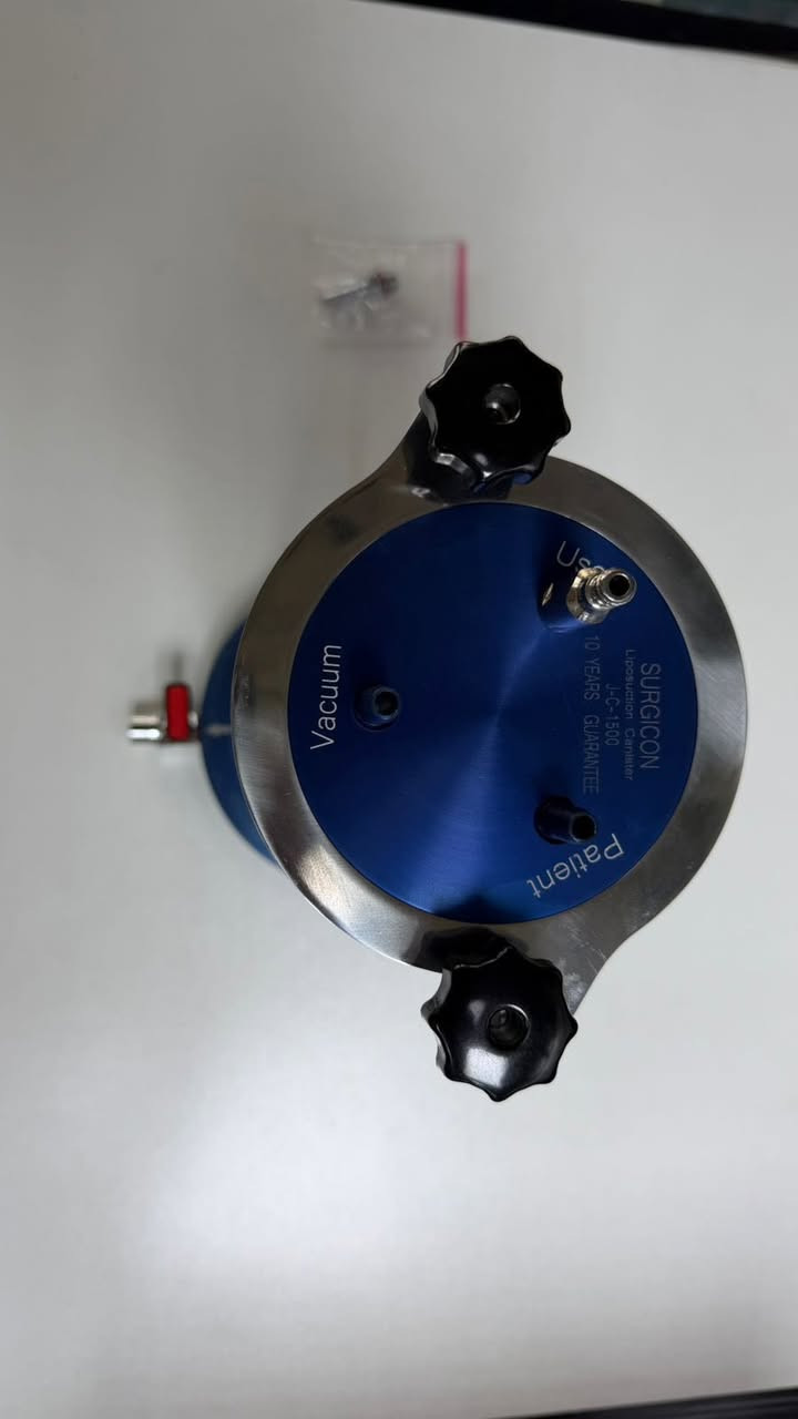 الجهاز الظاهر في الصور هو وعاء شفط جراحي (Liposuction Canister) من شركة SURGICON، سعة 1500 ml، ويُستخدم غالباً في عمليات شفط الدهون أو جمع السوائل والدم أثناء العمليات الجراحية.

مكونات الجهاز

1. الأسطوانة الشفافة (Pyrex Canister)
    * مصنوعة من زجاج البايركس المقاوم.
    * مدرجة حتى 1500 مل لقياس كمية السوائل المسحوبة.
2. منفذ Vacuum
    * موضح على الغطاء باسم Vacuum.
    * يُوصل إلى جهاز الشفط (Suction Pump) لتوليد الضغط السالب.
3. منفذ Patient
    * يُوصل بالكانيولا أو أنبوب الشفط القادم من المريض.
4. العوامة البيضاء (Float Valve)
    * صمام أمان داخلي.
    * عند امتلاء الوعاء ترتفع العوامة وتغلق خط الشفط لمنع دخول السوائل إلى جهاز الفاكيوم.
5. الصمام السفلي الأحمر
    * لتفريغ المحتويات أو تنظيف الوعاء بعد الاستخدام.
6. المقابض السوداء
    * لتثبيت وإحكام غطاء الوعاء.

طريقة العمل

* يُوصل منفذ Vacuum إلى مضخة الشفط.
* يُوصل منفذ Patient إلى كانيولا شفط الدهون أو أنبوب الشفط.
* تقوم المضخة بسحب الدهون أو السوائل إلى داخل الوعاء.
* يمكن للطبيب مراقبة الكمية من خلال التدريج المطبوع على الأسطوانة.
* عند الامتلاء يغلق صمام العوامة تلقائياً.

المواصفات الظاهرة

* الشركة: Surgicon
* السعة: 1500 ml
* ضغط التشغيل الأقصى: -150 kPa
* ضمان مكتوب على الغطاء: 10 Years Guarantee

الاستخدامات

* عمليات شفط الدهون (Liposuction).
* جراحات التجميل.
* جمع الدم والإفرازات أثناء العمليات.
* بعض إجراءات المناظير والجراحة العامة


**إذا كنت صاحب هذا الإعلان وتريد حذفه لأي سبب، رجاءا أرسل رسالة إلى الدعم الفني**