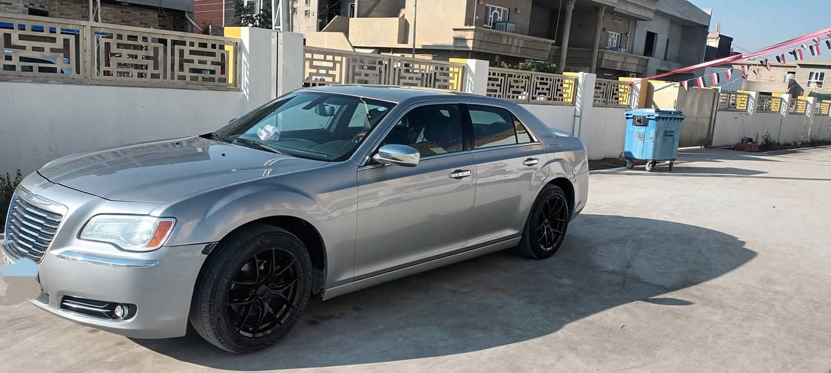 اوباما لون فيلي 2011  ماشيه تقريبا 160 كم باسمي شرط كير او محرك وصدر مواصفات عاديه رقم شمالي (فقط للبيع فقط للبيع) السعر  (160) بيه مجال / رقم الهاتف (***********)مكاني كركوك (( السياره داخله كلين بيه ضربه بين باب السكن والباب الي خلفه،، او بيه رصعه بالسقف وبيه بارد بخشم الجامرلغ من يم السايق،، او بارد بخشم اليونيد 4 اصابع))
