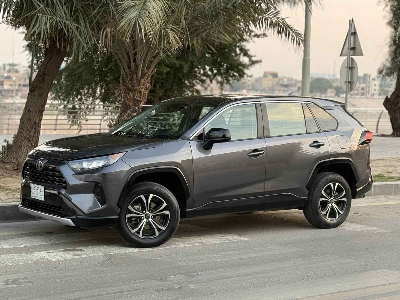 السلام عليكم 
تويوتا راف فور 2022 فئة LE
رقم بغداد بأسمي
المواصفات :
رادار امامي( تحذير تصادم وتوقف) / كامرة خلفية/ شاشة كبيرة/ اللايتات ليد بلادي / كروز سرعة / مود درايف ( سبورت- نورمال- ايكو) / هاند بريك بصمة/ اوتو هولد / ابل كار بلي واندويد اوتو
السيارة ماشية 43،000 الف 
الحادث : قبق الجنطة والجاملغ الخلفي + جاملغ السائق
السيارة بدون شاصي وبدون حوض وبدون لغد مكفولات
حالة الايرباك : ايرباك ستيرن فقط 
السيارة جديدة كلش ماشاء الله دهن اصلي وبانزين كله محسن 
الكير والمحرك والراديترات والصدر مكفولات 
السيارة جواها تخم تاير جديد مصار شهر من شديته يعني مابيها مصرف دينار
 السيارة مسوي سواداتها كلها بلاك اديشن ( بيانو بلاك)
السيارة هستوني مسويلها ادامة ومسويلها بوليش وحمام جديد
مكان السيارة بغداد 
***********
