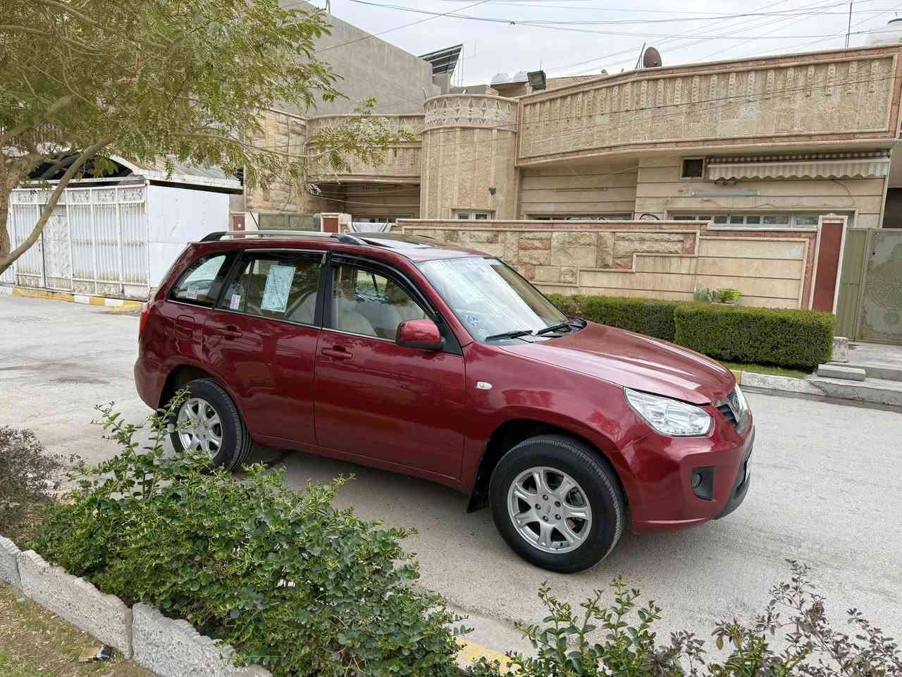 السلام عليكم للبيع شيري تيكو موديل 2014 سياره جديده مكفوله لاضربه ولاتبديل مكينه 2000 وكير مكانيك  كلها على وضع الشركه بأسمي رقم انكليزي تحويل مباشر تخم تاير جديد صدر امامي وخلفي جديد كهربايتها كلها تشتغل ماشيه 62الف حقيقيي  الرقم ***********العنوان بغداد شراي يتصل
