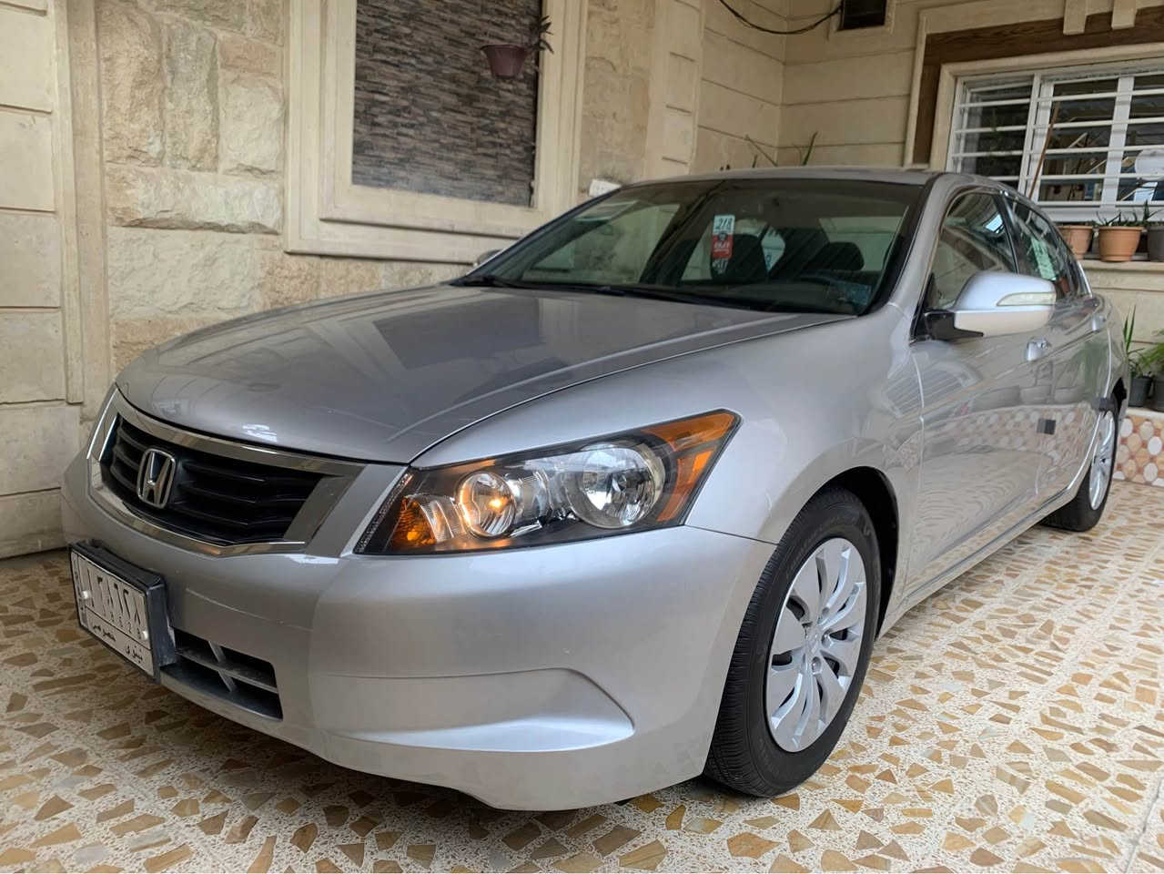 قبل كلشي ركزلي على السيارة اشكد ماشية 
بالف عافية الي ياخذها سيارة خام...
هوندا اكورد  ياباني2011(وارد).
HONDA  ACCORD 
عداد المسافات:68 الف.
محرك : 2400 مامفتوح.
كير اوتوماتيك ..شاشة ديجيتال ،،، فرش قديفة فاخر ،،، فرامل ABS ،،، سنادات يد امامية و خلفية ،،، مسجلة CD كاملة ،،، امان AIRBAG ،،، مرايا كهربائية ،،، تطعيمات كروم ،،، إشارات بالمري ،،، جهاز تحكم ،،، تحكم مقود جهتين ،،، اضواء أمامية الية،،، مرآة آلية التعتيم ،،، سبيلر خلفي بشرط مانازل ،بيها بابين اليسار امبدلين باصلي ومصبوغين توحيد لون السيارة تفتح البوند كلها وضع شركة ...السيارة 14 سنة على ايد وحدة السعر النهائي90 *********** مكان السيارة موصل موصل, نينوى
