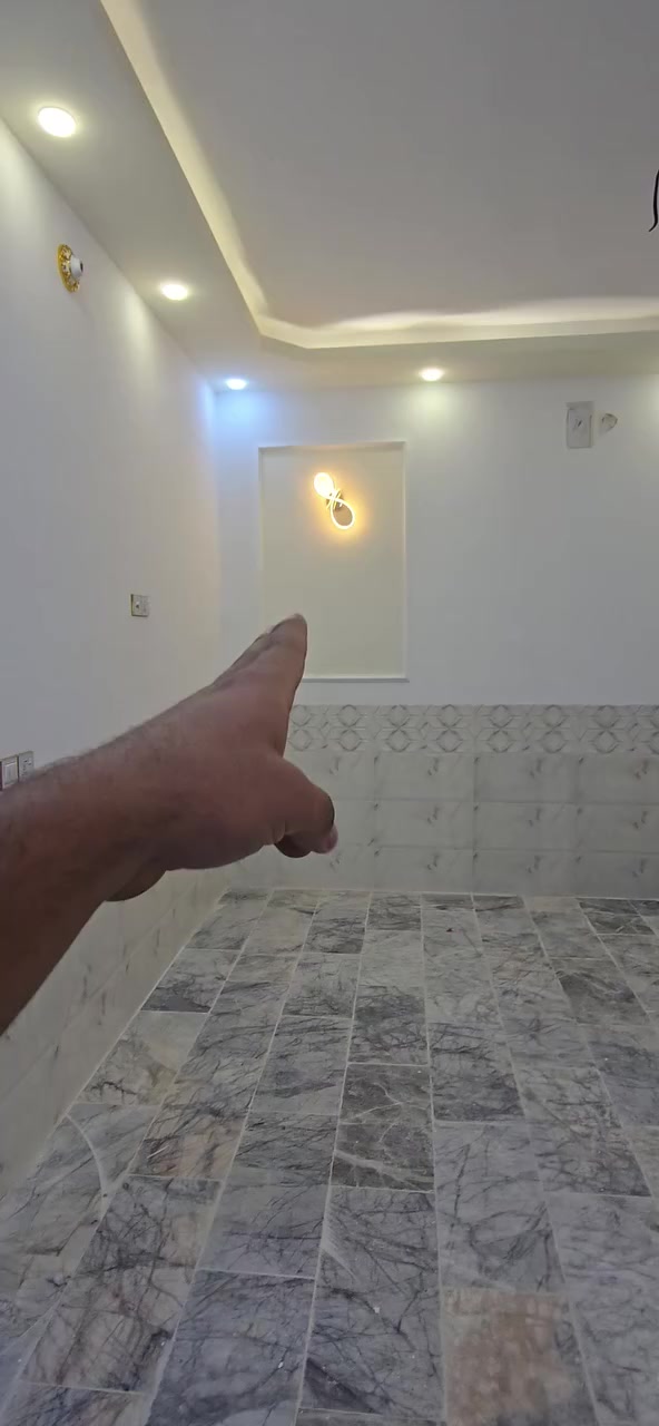 بسم الله الرحمن الرحيم يا الله اللهم صل على محمد وال محمد دارين المساحه بجمهوري موقع كربلاء المقدسه مجمع الورده او ثاني قطعه عن الشارع الرئيسي وثالث قطاع عن الشارع الرئيسي بناء حديث سنه 25 ميناء طابوق جمهور ارضيه مرمريه تحيات داخليه وخارجيه ترك وطعمه كبيره تسع عقاب 25 200 متر الى 150 متر على طريق الزوار طريق كربلاء طويريج عامود 140 خدمات المنطقه مي ومجاري الكهرباء الشوارع 10 متر رقم الهاتف او واتساب ايوب
سعره 85مليون بس 💰💰
***********📞📞🔒
