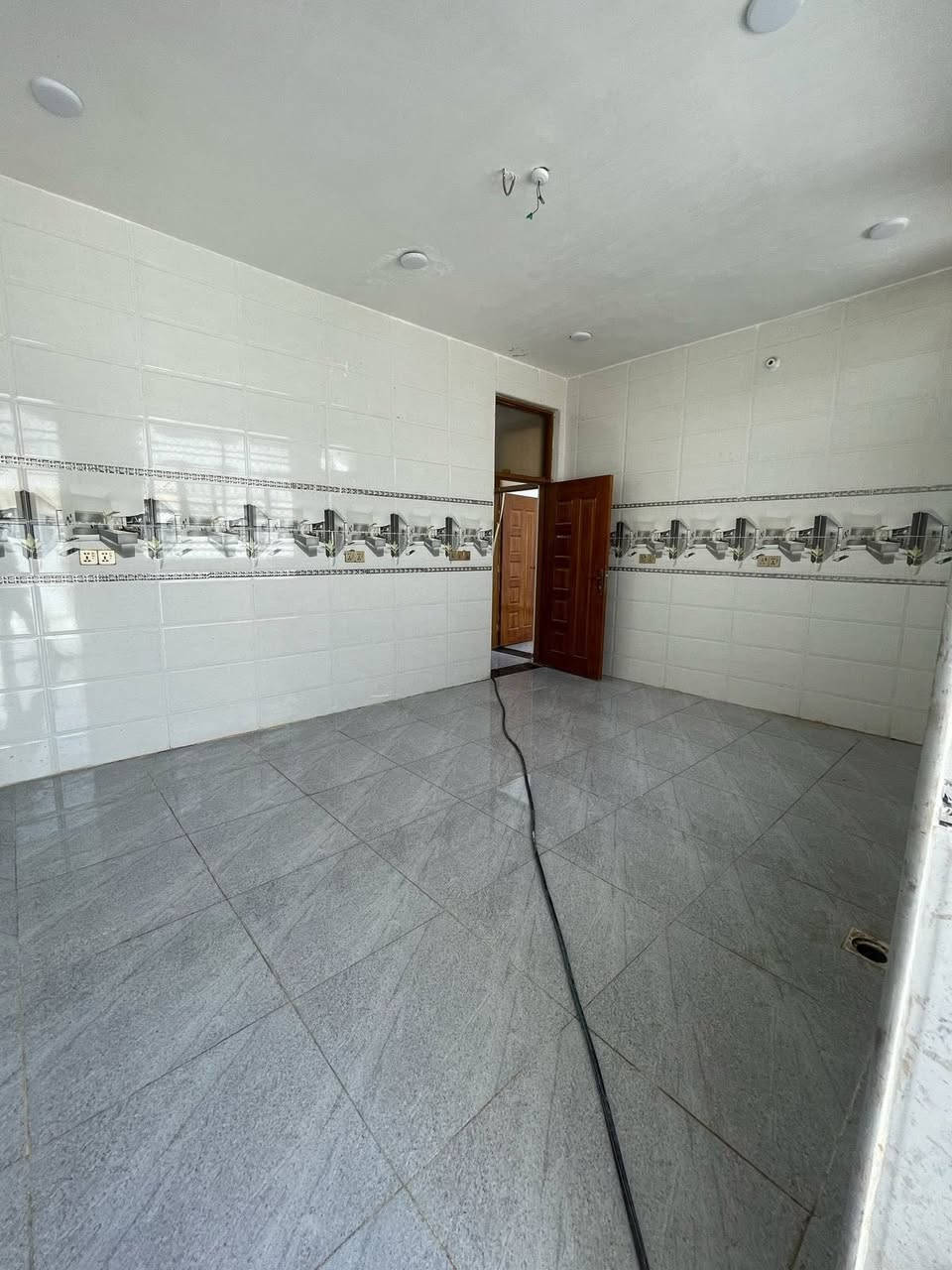 بسم الله الرحمٰن الرحيم 🤍

🏡 بيت للبيع (٢٠٠ متر) بسعر مُناسب 
 المساحة: 200 متر مربع.
 جنس الارض : زراعي .
 التفاصيل: غرفتين نوم + صالة + مطبخ+ استقبال  + منور + خدمات صحية كاملة .
 الحالة : البيت كامل وجاهز للسكن (ينقصه البيتونة فقط).
 السعر: 85 مليون دينار 
 الموقع 📍 : [ حي الخضراء ]
📞 للتواصل والاستفسار اكثر :
  [ *********** ]
متوفر (اتصال او واتساب )
