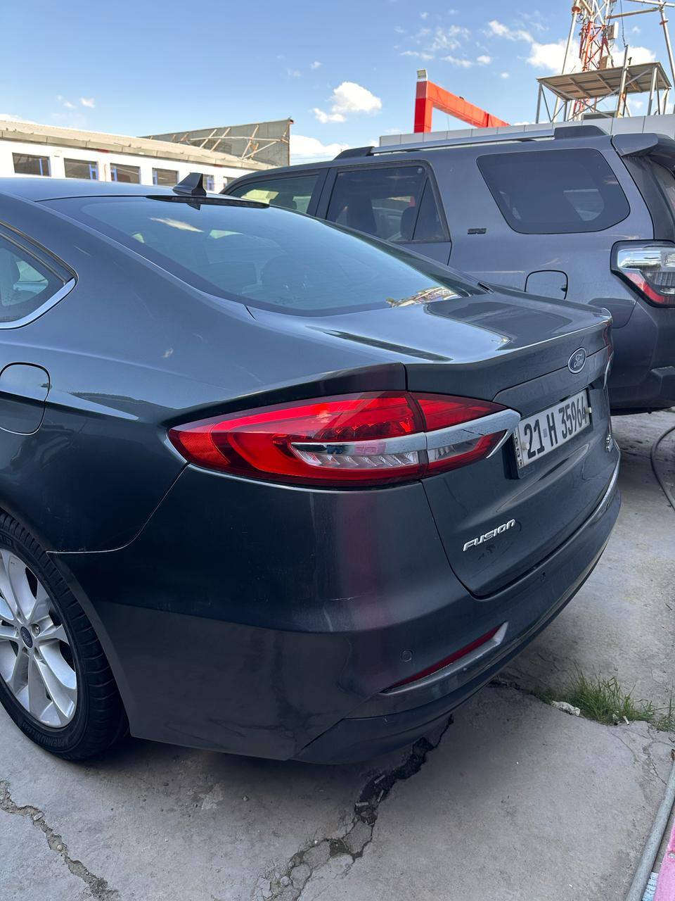 فۆرد فیوژ 2020 مواسەفات se
مەکینە 15 تۆربێیە 45 مایل ڕۆشتووە 
دەعمی پێش و دوای نیە ئێرباگی نەتەقیوە
بێ بۆیاخە سەیارەکە 3 دەرگای گۆراوە بە بیلاد
رەقەم شانسی 3FA6POHD1LR112054
نرخی 130 گەلا
فورد فيوجن 2020، مواصفات SE، محرك 1.5 توربو. ماشية 45 ألف ميل. السيارة مكفولة من الدعم (مامضروبة) لا من قدام ولا من ورة، والايرباغات سليمة وما طاقة. السيارة صبغ ما بيها ، بس بيها 3 بواب متبدلة ببلادي (نفس اللون).
​رقم الشاصي: 3FA6POHDILR112054
السعر: 130 ورقة ($13,000)
*********** السليمانية, العراق
