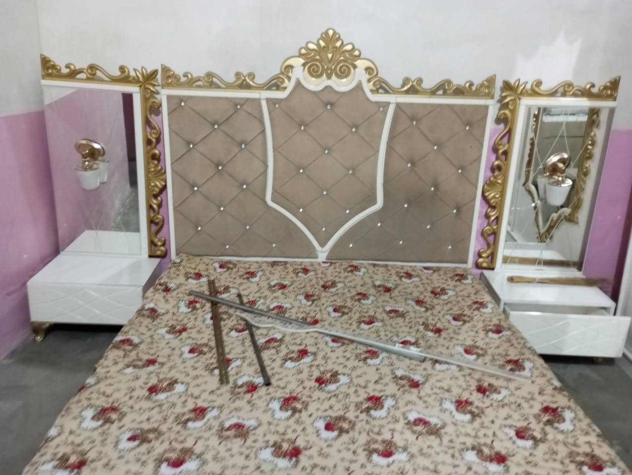 غرفة نوم للبيع سعرها 300 الف وبيها مجال المنطقة دوميز الزراعي قريب على محطه شمس للتواصل ***********
