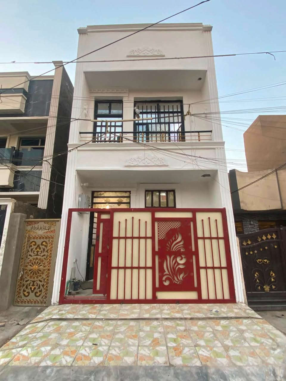 السلام عليكم دار للإيجار 3 طوابق معمر جديد بي 3 غرف وستقابل وخدمات ومطبخ وخدمات للطابق الثاني هم مثل موضح بالفيديو مكان البيت بغداد الجديده النعيريه قرب موكب سفن النجاة للاستفسار مكتب البراق للعقار ***********

