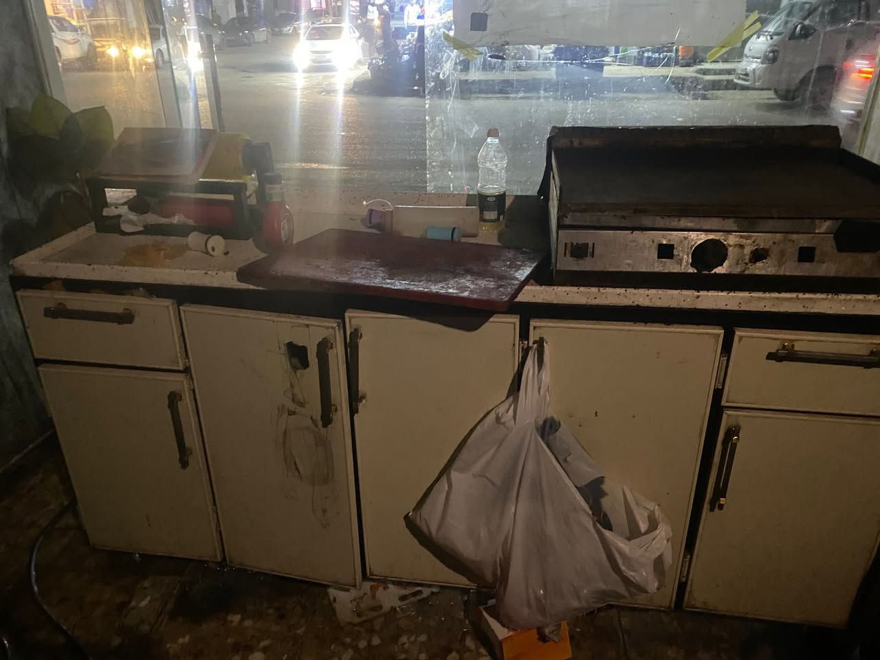 اغراض مطعم مستعملة للبيع
ميز ستانلس ستيل متر ونص x متر عرض

قلاية ٣ مدفع 

قدر كنتاكي 

كاونتر مرمر 

ساحبة دهن 

براد مقبلات 

كريل حجم كبير
مكاني بابل النيل 
***********
